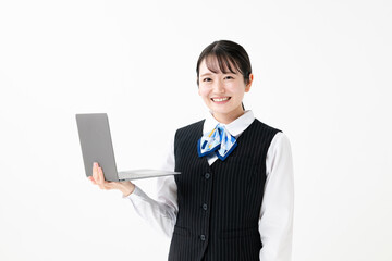 ノートPCを持つ制服を着た女性