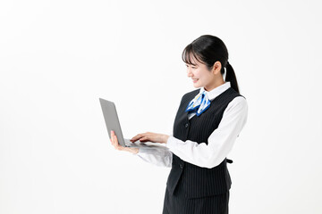 パソコンを持つ制服を着た女性