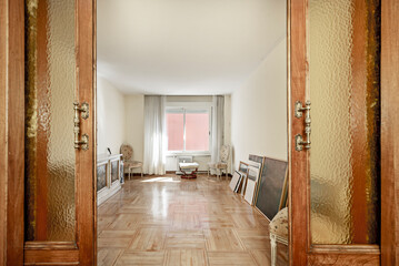 Living rooms decorated with vintage furniture often reflect a cozy and nostalgic style