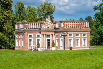 Palace extensions in the style of Neo-Gothic and classicism.