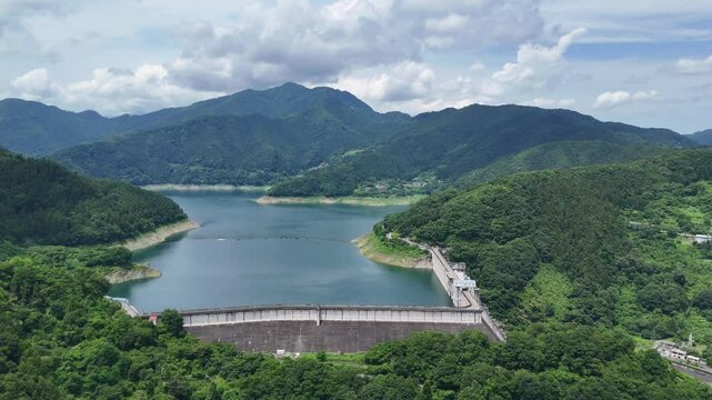 群馬県と埼玉県にまたがる神流湖と下久保ダムを撮影しました。下久保ダムは、群馬県藤岡市と埼玉県児玉郡神川町にまたがる、一級河川・利根川水系神流川に建設されたダムです。