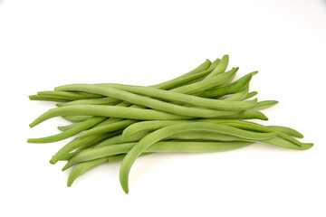 haricots verts présentés sur fond blanc