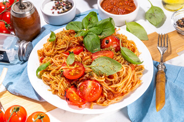 Spaghetti pasta with grilled tomatoes