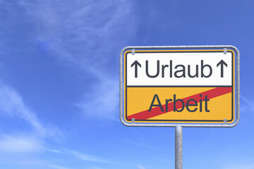 Ortsschild - Ortstafel - Arbeit - Urlaub - Himmel - Wolken