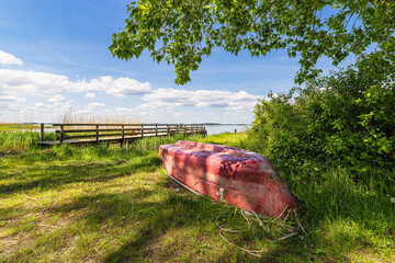 Steg mit Fischerboot am Achterwasser bei Warthe auf der Insel Usedom