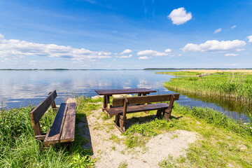 Obraz premium Sitzbank am Achterwasser bei Warthe auf der Insel Usedom
