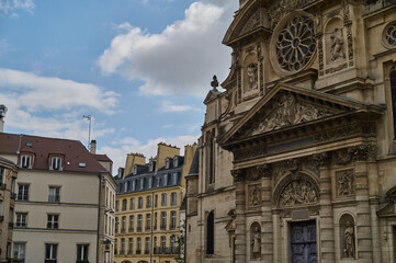 Obraz premium Sightseeing in Paris through Montmartre, the Latin Quarter, Notre Dame, the Eiffel Tower, the Champs Elysées, the Louvre Museum and the streets with ancient buildings, in the year of the Olympic Games