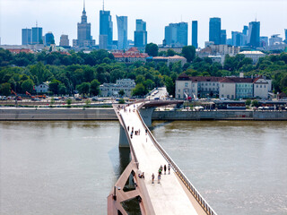 Warszawa, panorama miasta. Kładka pieszo - rowerowa.