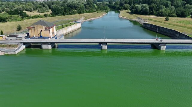 Zapora, elektrownia wodna na zalewie w Paczkowie, rzeka wodospady, widok z g&oacute;ry, widok z lotu ptaka.