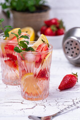 Summer strawberry lemonade with lemon