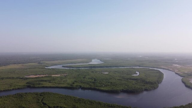 Vue a&eacute;rienne de la Casamance, S&eacute;n&eacute;gal 43 &ndash; Embouchures des fleuves, bateaux et mangrove