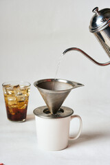 핸드드립으로 내린 커피를 아이스 아메리카노와 머그컵에 담은 커피