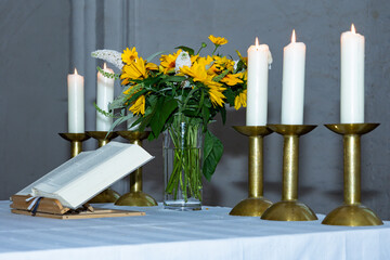 Altarplatte (Mensa), evangelische Kirche; geschmückt mit Kerzenleuchter und Sonnenblumen;...