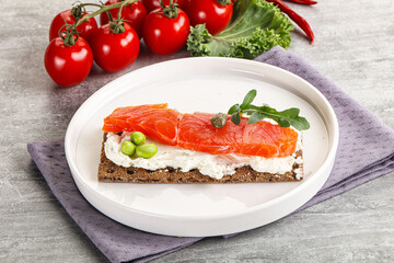 Crispy bread with salmon and cream cheese