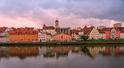 Obraz premium Panoramic view of Regensburg's old town on the Danube in Germany.