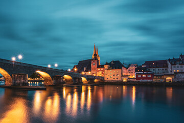 Obraz premium Panoramic view of Regensburg's old town on the Danube in Germany.