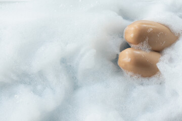 Fototapeta premium woman takes dip in the soapy mineral water in the jacuzzi service offered by the luxury resort to its guests. The young woman is enjoying the jacuzzi alone to relax and have a whirlpool massage.