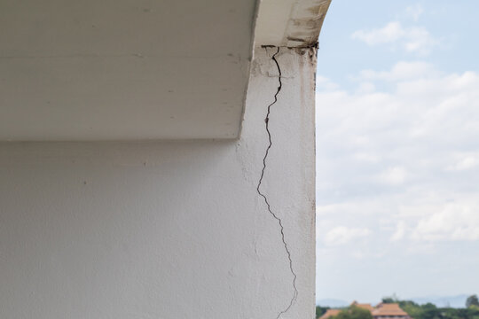 High-rise building structure wall cracks due to non-standard construction and earthquakes, causing structural problems and cracks in the walls, and waiting for an engineer's inspection to fix it.