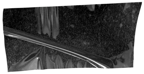 Adesivo colante preto. Fita colante escura amassada, dobrada e com rugas. Tapes coladas em fundo transparente. Aspecto de plástico.