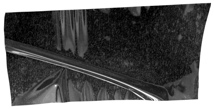 Adesivo colante preto. Fita colante escura amassada, dobrada e com rugas. Tapes coladas em fundo transparente. Aspecto de plástico.