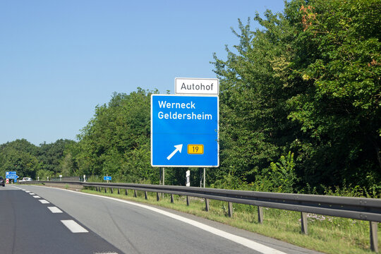Autobahnausfahrt Werneck, Geldersheim auf Autobahn A7, E48 in Richtung W&uuml;rzburg, Km 3.0
