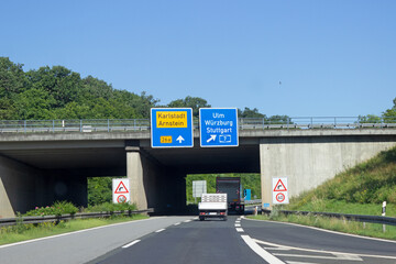 Autobahntafel auf der Brücke Autobahn A7 in Richtung Ulm, Würzburg, Stuttgart