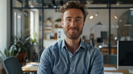 Obraz premium Man smiling at camera with hands on desk.