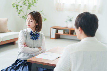 成績が悪くて親に怒られる高校生.