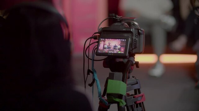 entrevista a traves de una camara