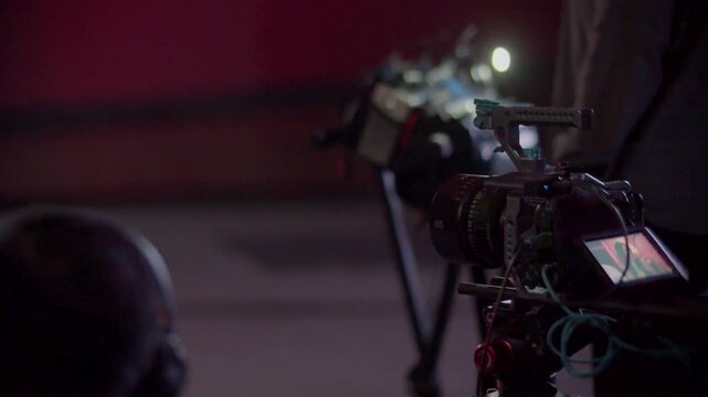 entrevista a traves de una camara