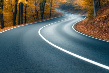Naklejka premium A road with a curve and trees in the background