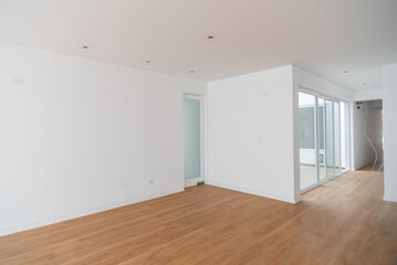 sala de departamento con vista a pasadizo interno