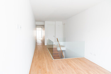 sala de departamento duplex con  escalera de madera