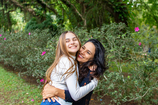 M&atilde;e e filha abra&ccedil;adas num momento de felicidade