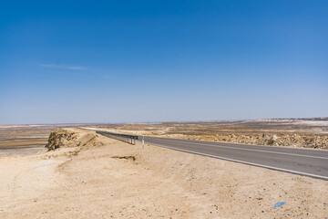 道路とマンギスタウのウスチュルト台地