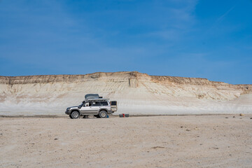車とマンギスタウのウスチュルト台地
