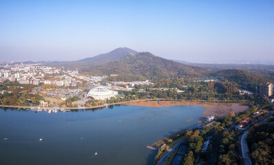 Fototapeta premium Panoramic View of City, Lake, and Mountain Under Clear Sky
