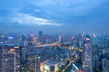 Fototapeta premium Captivating Dusk Cityscape with Illuminated Skyline and Urban Energy