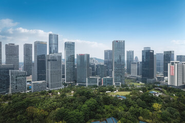 Obraz premium Panoramic Cityscape: Modern Architecture and Lush Green Spaces