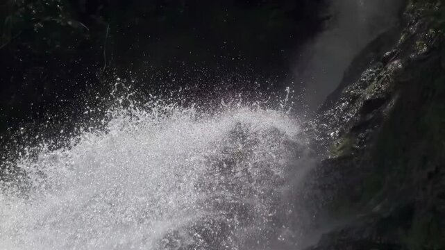 Agua cayendo de una cascada golpeando las piedras