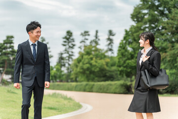若いスーツ姿のアジア人ビジネスマンとビジネスウーマン（男女）
