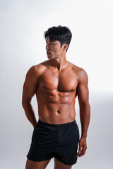 Obraz premium 素晴らしい肉体をしたアジア男性のフィットネスイメージ