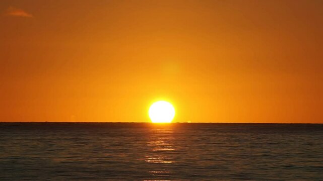水平線から顔を出す朝日
