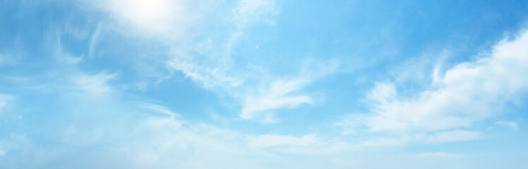 夏の青空と太陽の光