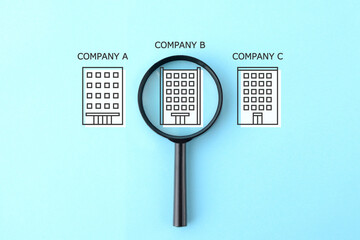 会社を虫眼鏡で比較・分析するイメージ写真