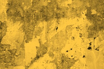 Plakatwand mit alten Plakaten als Hintergrund gelb