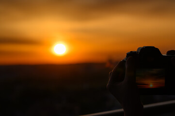 Piękny zachód słońca fotografowany w mieście z balkonu wieżowca 