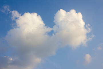 Obraz premium It's a blue sky with atmospheric puffy clouds.