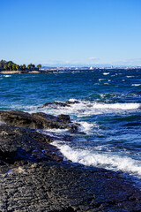 波立つ冬の観音崎の海（神奈川県横須賀市）