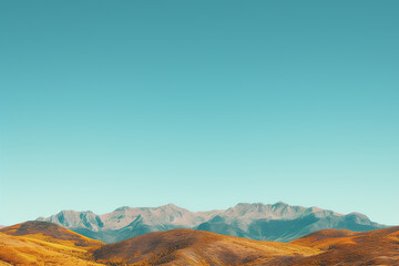 Fototapeta premium コピースペースのある紅葉した秋の山と空の背景 